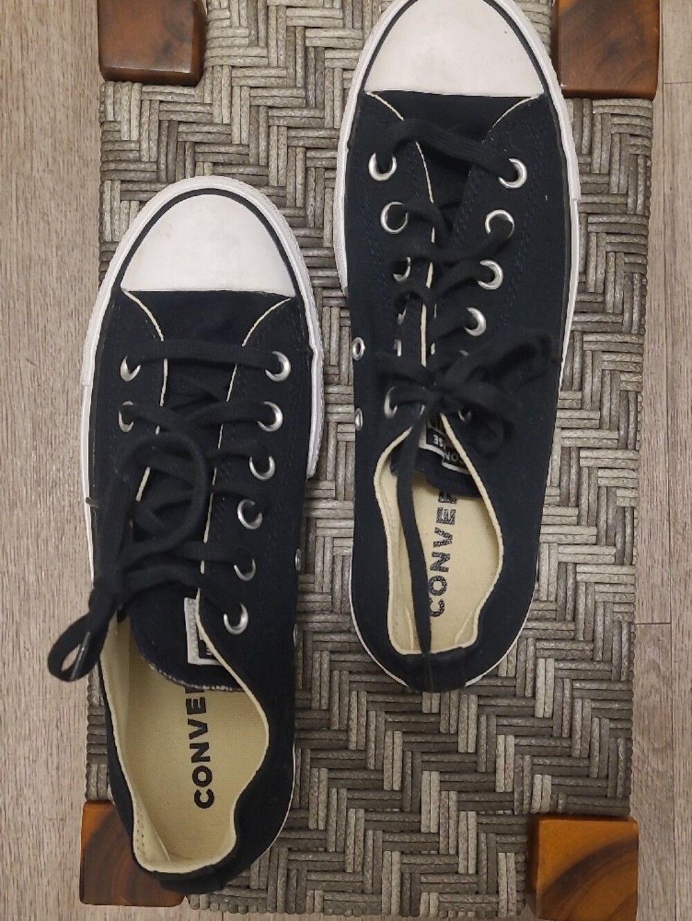 NEW WITHOUT TAGS Converse Low Top Sneakers in Black and White - Picture 7 of 8